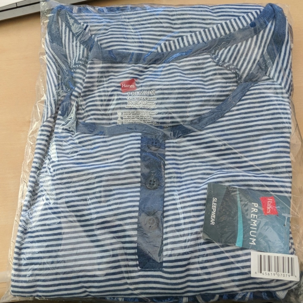 🍁 Hanes Premium Henley and Pants Pajama Set - Picture 3 of 3
